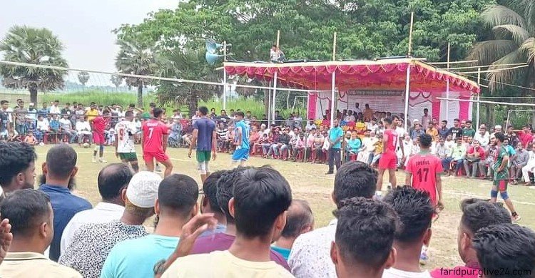 ভলিবল খেলা দেখতে হাজারো দর্শনার্থীর ভিড় ঈদের ছুটিতে